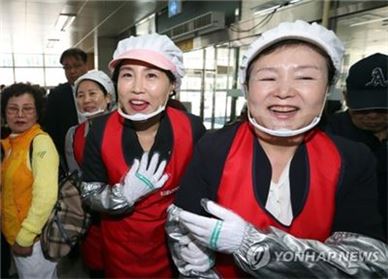 이재명 성남시장의 부인 김혜경씨(왼쪽)과 문재인 더불어민주당 대선후보의 아내 김정숙씨(오른쪽)/사진=연합뉴스 제공