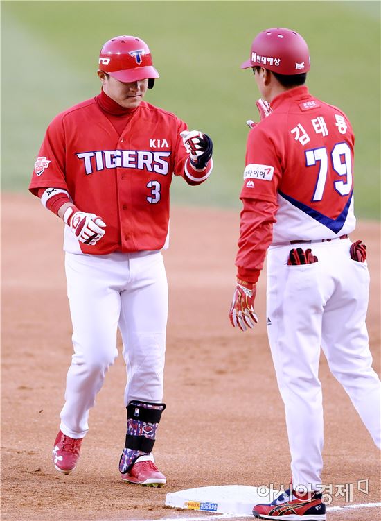[포토]김선빈, '오늘 첫 안타는 내가!'