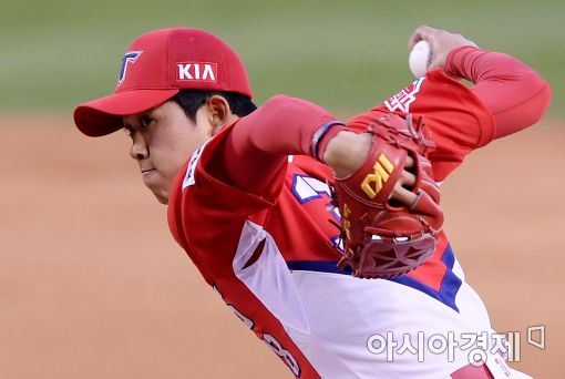 [포토]임기영, '시즌 첫 승을 향해'