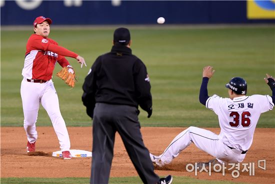 [포토]안치홍, '완벽한 병살 찬스야'