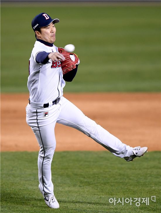 [포토]허경민, '선취점 내준 송구 실책'