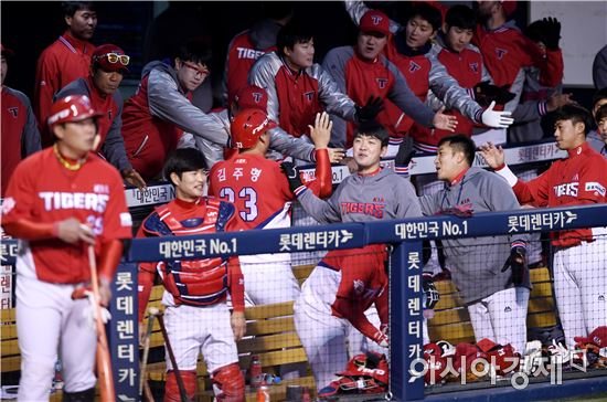 [포토]선취점 가져가는 타이거즈