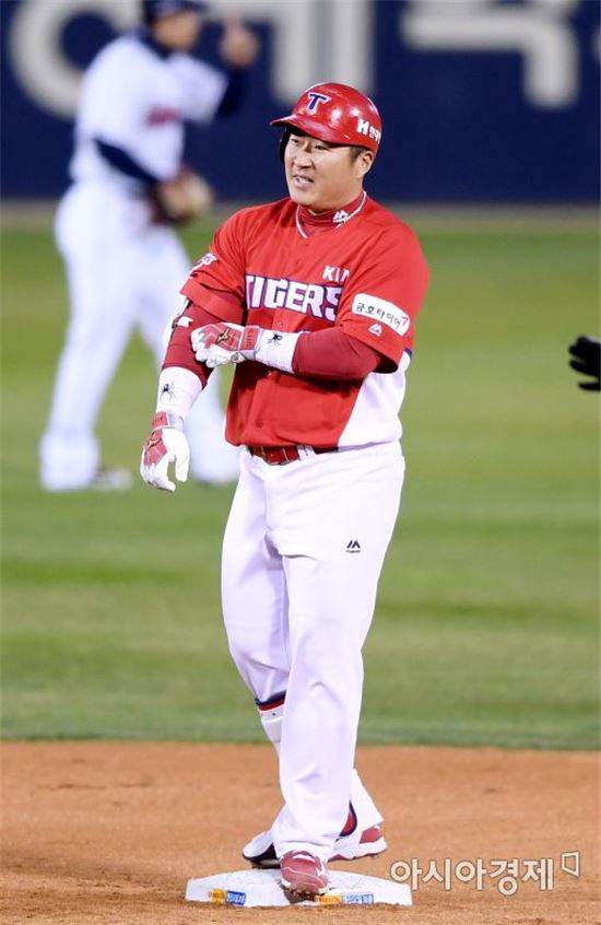 [포토]최형우, '행운의 1타점 2루타'