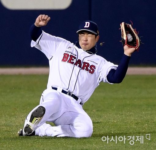 [포토]김재환, '바람의 영향에도 끄떡없는 호수비'