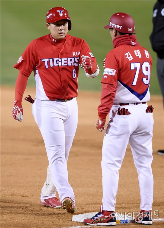 [포토]안치홍, '무사 1,2루 찬스예요'