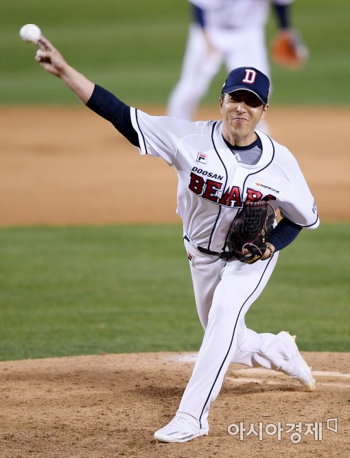 [포토]역투하는 두산 구원투수 김승회