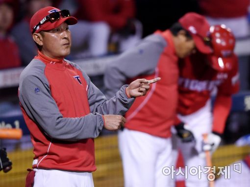 [포토]김기태 감독, '신종길 대타 나갑니다'