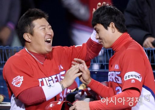 [포토]최형우, '신종길 역전타 좋았어'