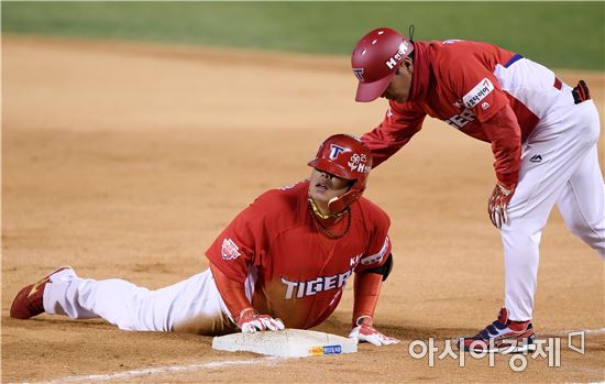 [포토]나지완, '공 안 왔어요?'