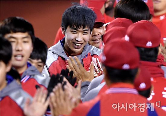 [포토]KIA 임기영, '격한 첫 승 축하의 흔적'