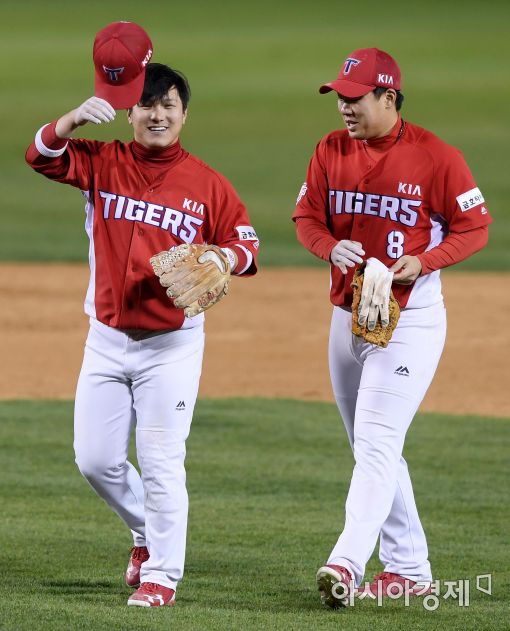 [포토]승리의 기쁨 나누는 키스톤 콤비