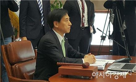이주열 한국은행 총재가 13일 오전 서울 중구 한국은행에서 열린 금융통화위원회 본회의를 주재하고 있다. 