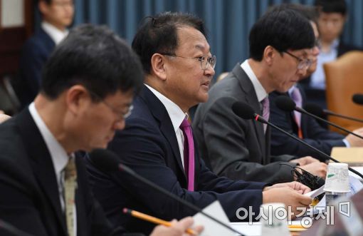 [포토]유일호 "美환율보고서·수입규제에 대응역량 집중" 