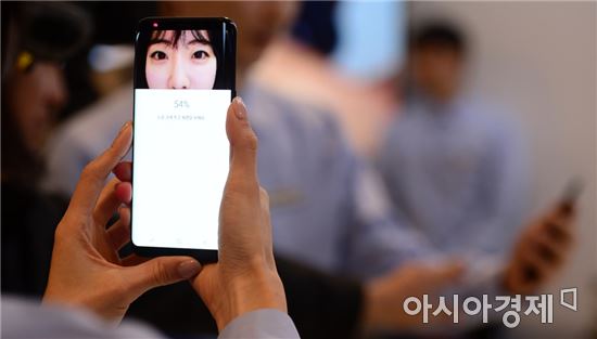 [포토]갤럭시 S8, 홍채인식 기능 