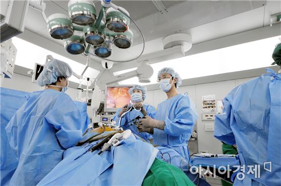 대장암 복강경 수술중인 의료진