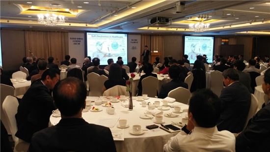 "피부에 붙이는 웨어러블 기기, 질병 모니터링 쉬워진다"