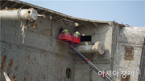 13일 목포신항 철재부두에서 세월호 선체 세척작업이 진행되고 있다.(사진:해양수산부)