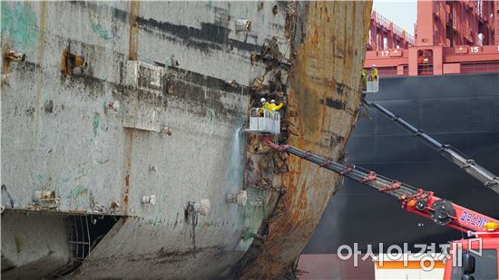 13일 목포신항 철재부두에서 세월호 선체 세척작업이 진행되고 있다.(사진:해양수산부)