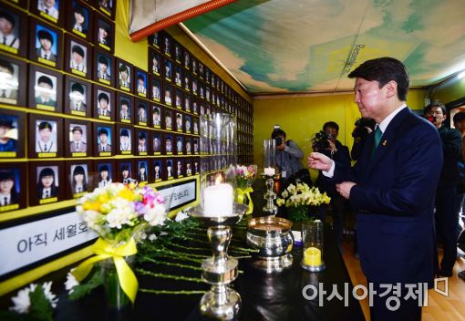 [포토]세월호 참사 3주기 앞두고 분향소 찾은 안철수