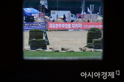 [포토]'언제쯤 철수하려나'