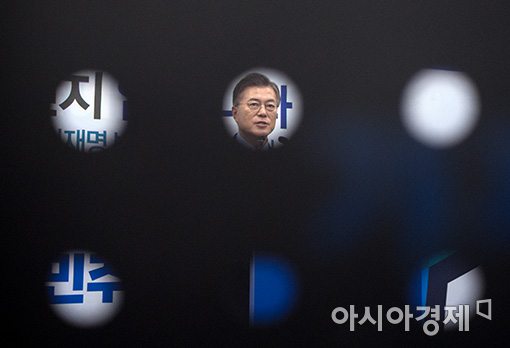 [포토]문재인, "우리 아이들 답답한 세상에서 살게 하지 않을것"