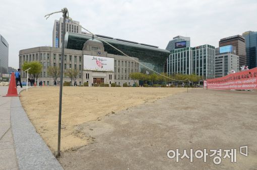 [포토]반으로 나뉜 서울광장 