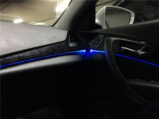 '엠비언트 라이트' 소리없이 자유로운 빛 제어, 특수 시트지 및 조명용광케이블로 자동차 실내 고급화!