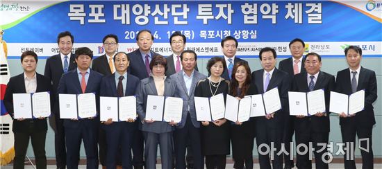 이낙연 전남지사가 13일 오전 목포시청에서 선진레이버, 어업회사법인 아라, (유)와이디, (주)위지트에너지, (유)청해에스앤에프, (주)대신푸드시스템, (유)민성 등 7개 기업과 목포 대양산단에 공장 건립을 위한 416억원의 투자협약을 체결했다. 사진제공=전남도