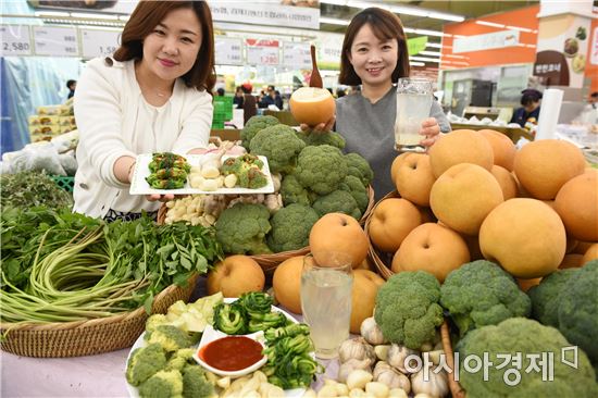 13일 서울 서초구 농협하나로마트 양재점에서 모델들이 미세먼지배출에 탁월한 농산물을 선보이고 있다.
