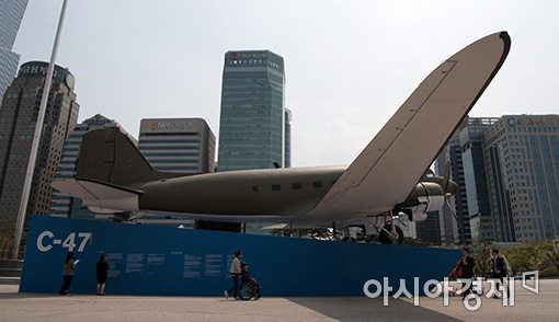 [포토]여의도 착륙한 C-47 수송기