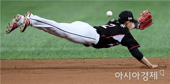 [포토]심우준, '다이빙 캐치 시도하지만…'