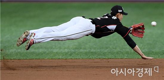 [포토]심우준, '다이빙 캐치 시도하지만…'