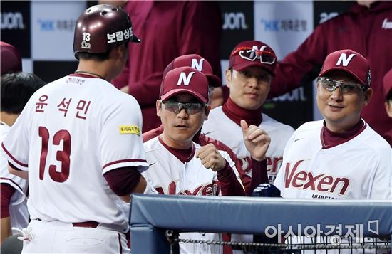 [포토]장정석 감독, '추가 득점 칭찬해~'