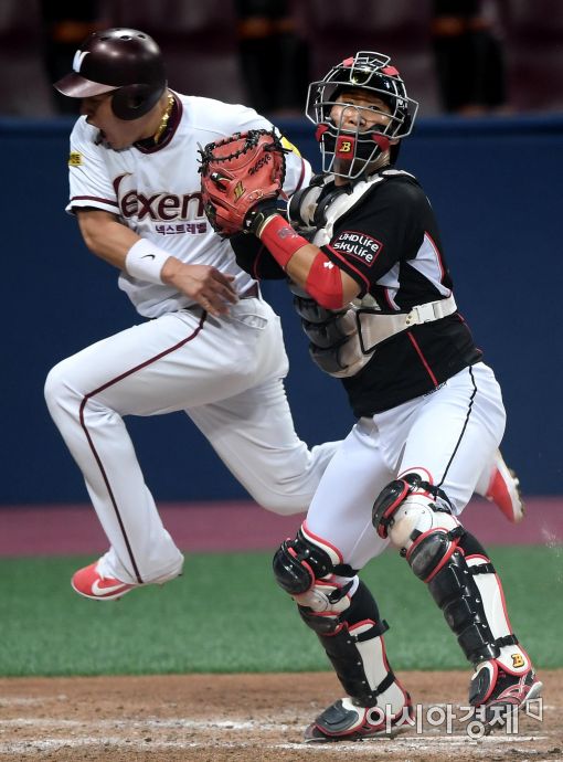 [포토]이해창, '태그를 했어야…'