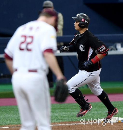 [포토]이해창, '밴헤켄 상대로 마수걸이 홈런'
