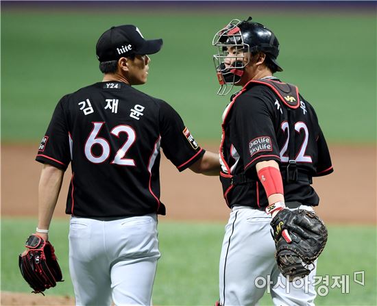 [포토]김재윤-장성우, '마무리 깔끔했어'