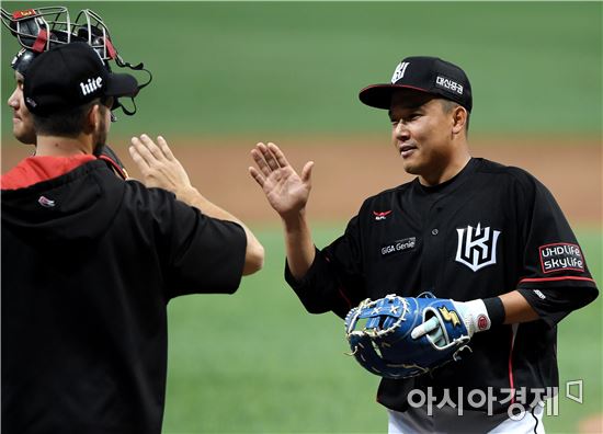 [포토]윤요섭, '결승타 포함 3안타 2타점으로 활약'