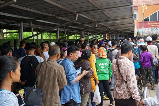 태국 아란야프랏텟 국경검문소에서 캄보디아로 넘어가려는 사람들이 길게 줄 서 있다. 