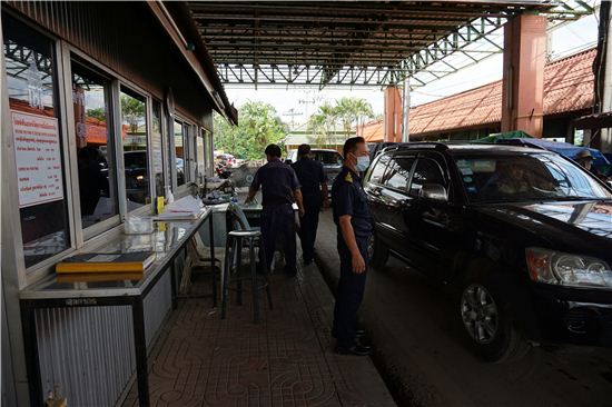 태국 아란야프랏텟 국경검문소에서 근무 중인 세관 및 이민국 직원들