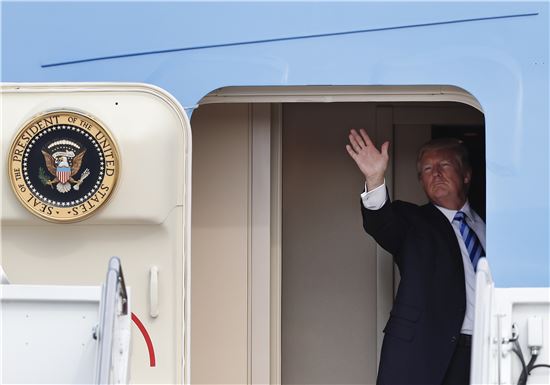 도널드 트럼프 미국 대통령이 부활절을 즐기기 위해 마라라고리조트로 향하는 전용기에 올라 손을 흔들고 있다. (사진=AP연합)