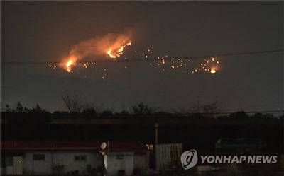 가평 산불, 진화작업 재개…헬기 7대·인력 400여명 투입