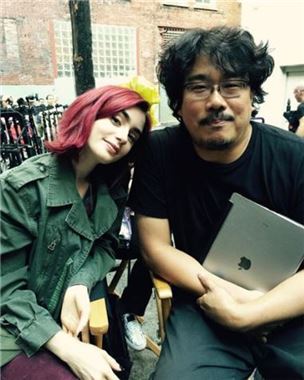 봉준호와 칸 영화제 가는 릴리 콜린스 '필 콜린스 딸이자 언론학도'