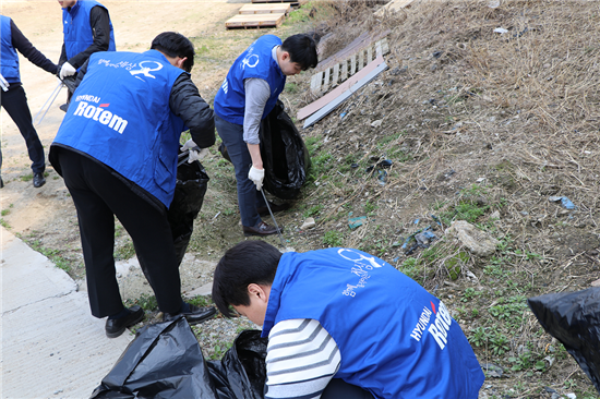 현대로템 직원들이 13일 오후 경기도 의왕시 금천천 일대에서 환경정화활동을 실시하고 있다. 