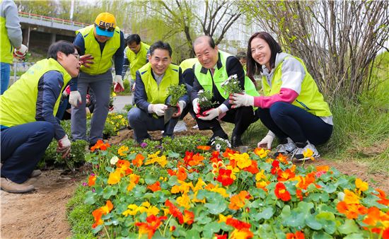 [포토]NH농협은행 업무지원센터, 홍제천 산책로에 봄꽃심기 봉사