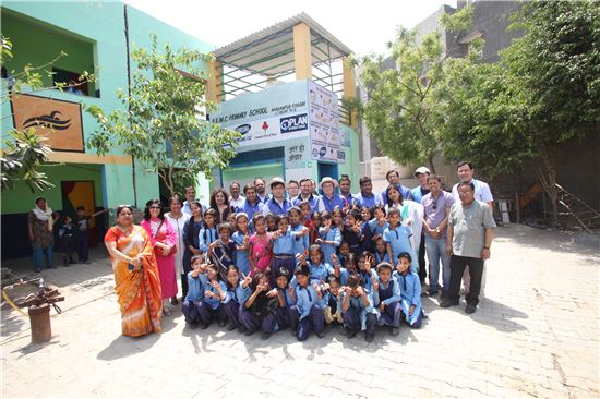 삼성물산 상사부문(대표 김신)은 임직원 기부금으로 인도 빈민가 15개 학교에 식수타워를 기부했다. 
