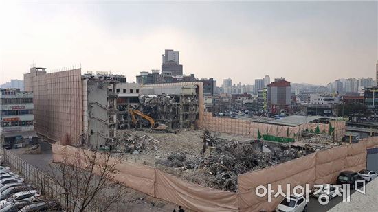 철거가 상당 부분 진행된 서울 청량리 롯데플라자 건물(사진=인터넷 커뮤니티)