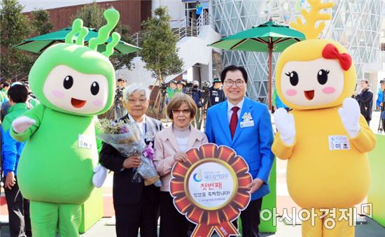 일본에서 온 오오타 요쿠오(78세)씨가 완도국제해조류박람회 외국인 첫 관람객으로 입장해 신우철 조직위원장과 기념사진을 찍고 있다.