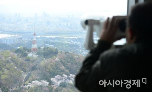 남산에서 바라본 서울 시내. 미세먼지로 인해 도시 전체가 뿌옇다.(사진=아시아경제 DB)