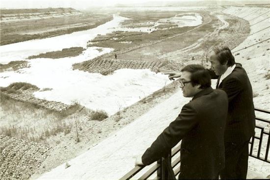 1981년 대치동 인근 탄천 일대. 당시 양재 유수지 배수펌프장 준공식에 참석한 서울시 공무원들이 탄천 일대를 둘러보고 있다.