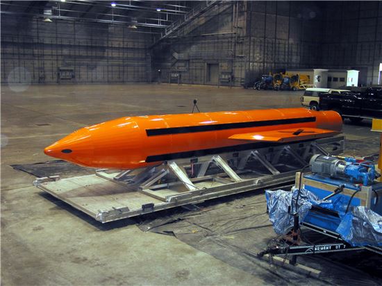 미국이 IS를 공격하는데 사용한 GBU-43 폭탄. 핵무기를 제외하면 가장 강력한 화력을 지닌 재래식 무기로 실전에서 사용된 것은 이번이 처음이다. (사진=EPA연합)